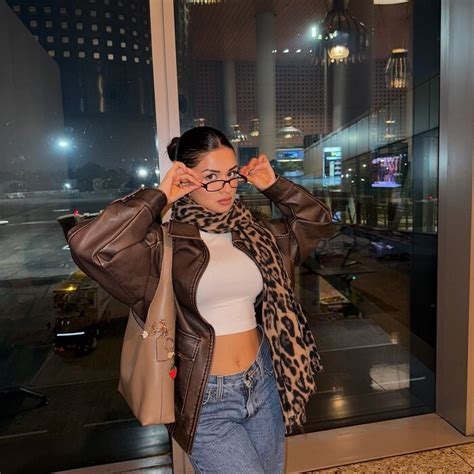 Bollywood 23 years old actress avneet kaur look stunning in denim jeans ...