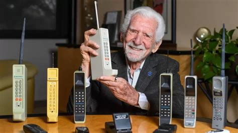 First Wireless Cell Phone 的图像结果