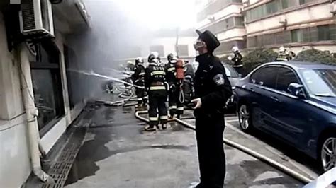宾馆隔壁起火民警逐一敲门疏散：嗓子都喊哑了，仍坚持疏散_腾讯视频
