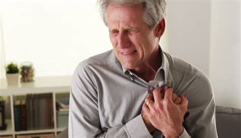 5 Alarming Signs of Heart Attack You Should Not Ignore - lifeberrys.com