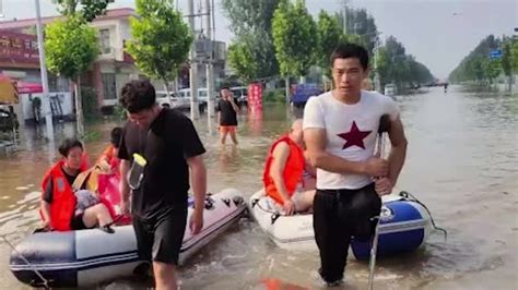 男子连人带车被洪水冲走 路人尖叫展开生死救援-大河网