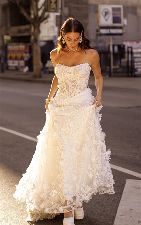 Simple alternative wedding dresses | Beachweddingtips.com