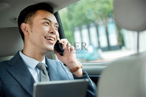 商务男士拿着平板电脑打电话沟通工作高清图片下载-正版图片507634623-摄图网
