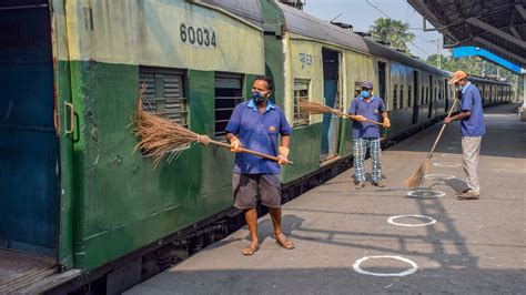 Local Train in West Bengal 的图像结果