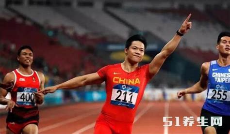 9.92秒百米夺冠！有一种“中国速度”叫苏！炳！添！_凤凰网健康_凤凰网