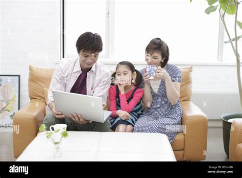 Family with Computer 的图像结果