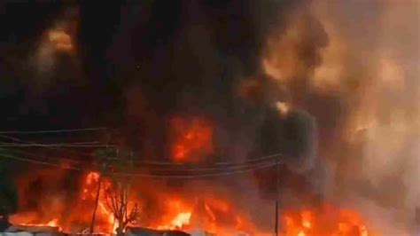 लखनऊ में भीषण अग्निकांड: सिलेंडर धमाकों से दहला विकासनगर, 200 झोपड़ियां ...