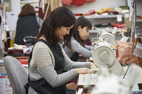 在制作手提包的女缝纫工高清图片下载-正版图片502068155-摄图网