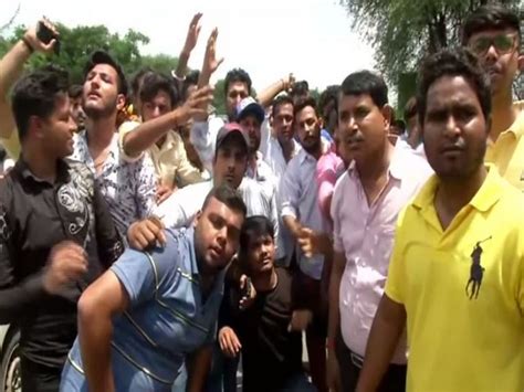 Delhi: Locals raised slogans against Kejriwal, Jain over poor health ...