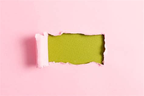 Foglio di carta rosa con mock-up verde | Foto Gratis