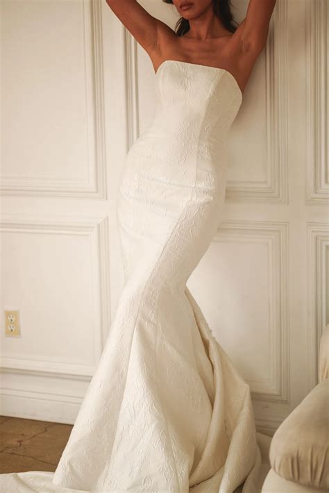 Raffiniertes Fit-and-Flare Brautkleid mit abnehmbarer Schleife