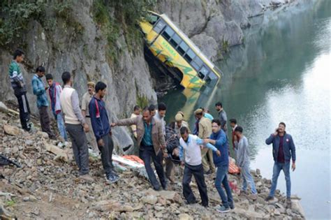 मंडी बस हादसे के बाद हरकत में आई पुलिस, 250 निजी बसों पर कसा शिकंजा ...