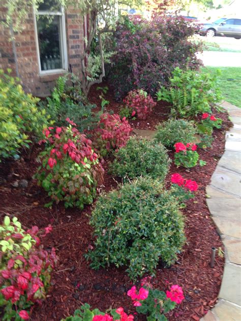 30+ Front Flower Beds Ideas – DECOOMO
