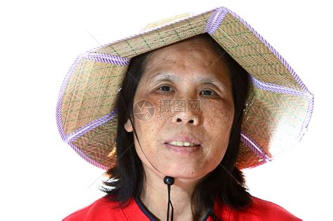 一个50多岁的亚洲女性 孤立在白色背景上女士公民老年商业奶奶退休皱纹帽子老化幸福高清图片下载-正版图片320706808-摄图网