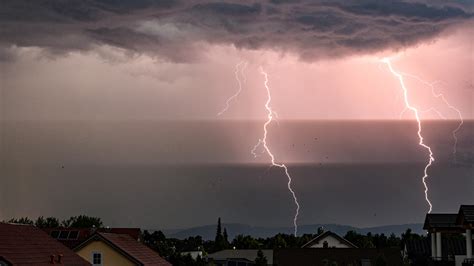 Gewitter: So schützen Sie Elektrogeräte bei einem Blitzeinschlag