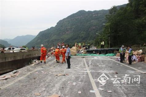 云南高速大货车失控撞上桥墩致2人死亡(图)|高速公路事故_新浪新闻
