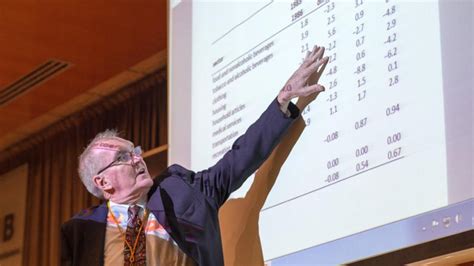 El economista Timothy J. Kehoe, investido Doctor ‘Honoris Causa’ por la UAB