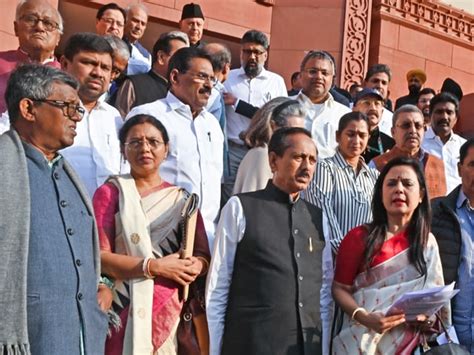 महुआ मोइत्रा की गई सांसदी तो बचाव में आई TMC - "नकदी के लेनदेन का कोई ...