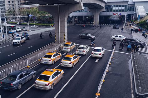 武汉城市交通白天交通十字路口俯拍摄影图配图高清摄影大图-千库网