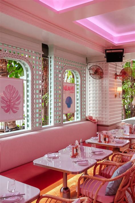 จุดแลนด์มาร์ก Hangout space ฟีลบีชบาร์ Mami Rose ร้านอาหารกึ่งบาร์ ที่เราพาทุกคนแวะมาชิลที่ EM ...