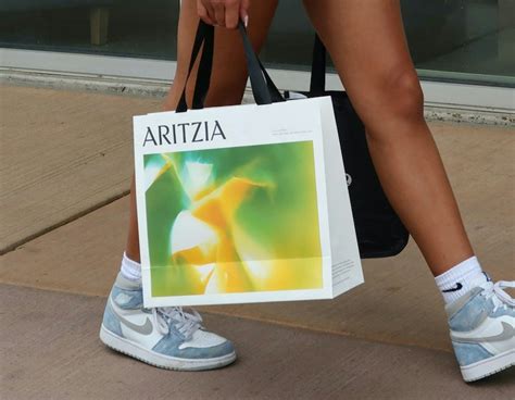 10 Genius Aritzia Shopping Tips, Straight From Employees Who Know