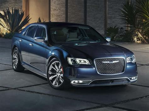 8 Reasons to Buy the Chrysler 300 in 2018