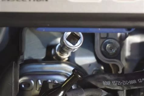 How to Install Spark Plug Insert Small Engine 的图像结果