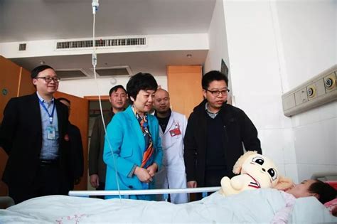 愿你开开心心过春节！——湖南省民政厅和湖南省第二人民医院领导共同看望住院孤残儿童