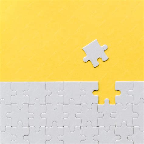 Een ontbrekend puzzelstukje op gele achtergrond | Premium Foto