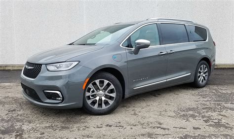 Test Drive: 2022 Chrysler Pacifica Hybrid Pinnacle | The Daily Drive | Consumer Guide®
