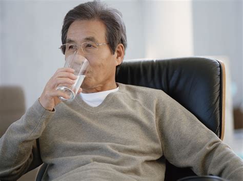 How to Keep Elderly People Hydrated During Coronavirus