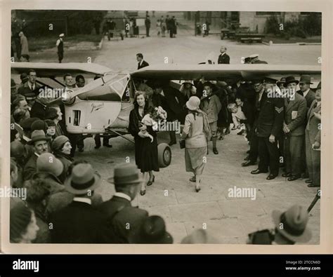 London. 09/09/1931. Aviator Amy Johnson lands in Croydon (London), from ...