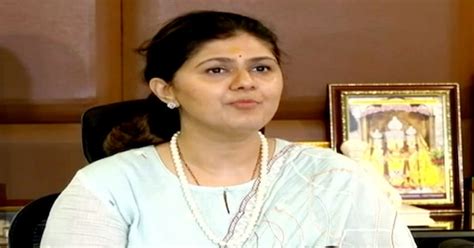Lok Sabha Elections 2024: छोटी बहन का टिकट काटकर Beed में क्यों उतारा ...