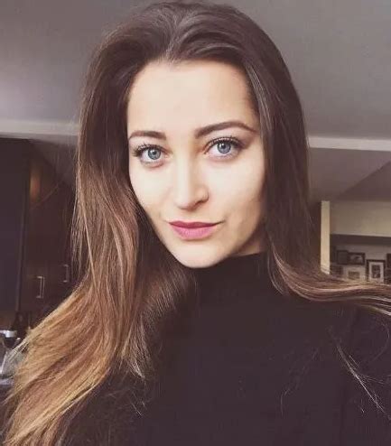 पाकिस्तान के कमेंटेटर ने LIVE Match में क्रिकेटर की जगह लिया एडल्ट ...