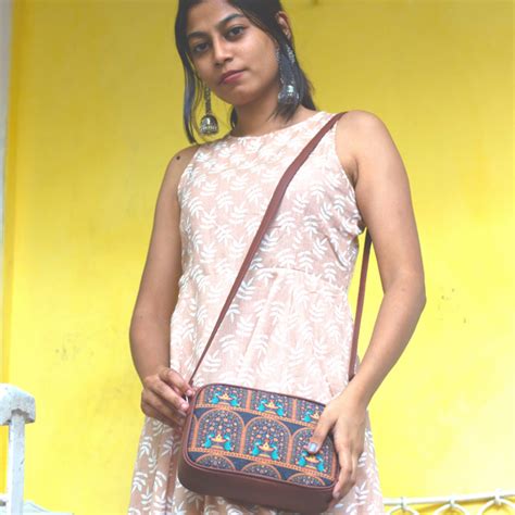 Royal Indian Peacock Motif Chain Wallet – Zouk