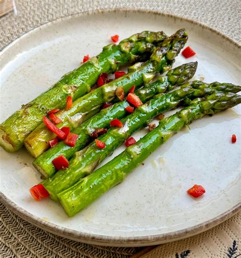 Pan-fried asparagus with garlic - DishMagazine