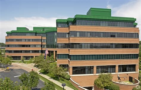 Business People Walking in Clayton MO 的图像结果