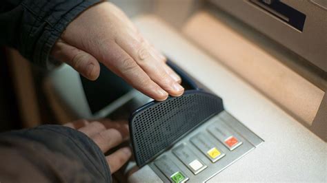 使用ATM自动柜员机取款机输入安全PIN并取回款高清图片下载-正版图片503496946-摄图网