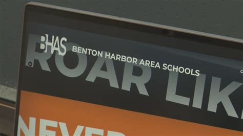 Computer Lab Bus 的图像结果