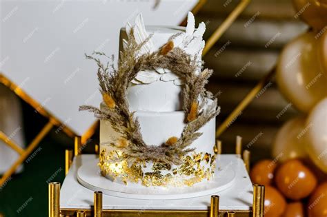 Gâteau de baptême de couleur or doux avec des ailes d'ange et des ...
