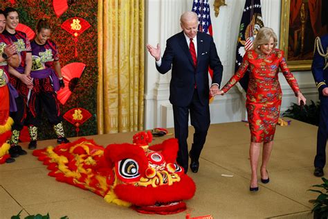 白宫舞狮庆祝农历新年 拜登和吉儿大红出席 - 新未名空间