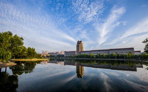 高颜值海滨大学烟台大学2018年招收7497人，4个专业入选国家级特色专业
