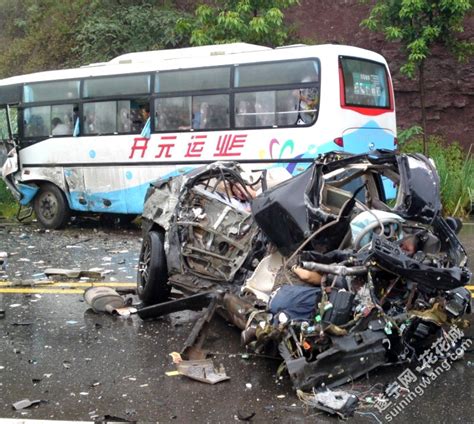 四川发生惨烈车祸 轿车被撞碎3人死亡
