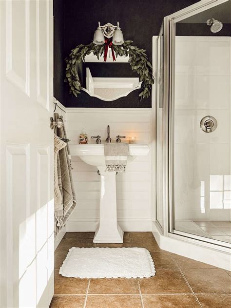 10+ Cozy and Festive Christmas Bathroom Decor Ideas