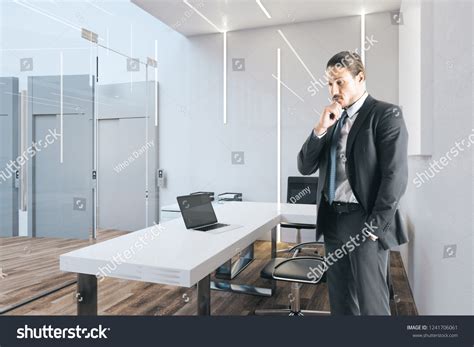 Business Man Standing 的图像结果