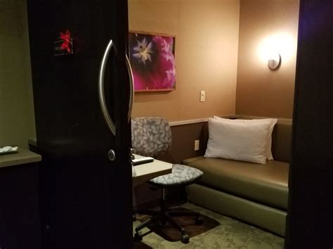 The 59 U.S. Airport Lounges Your Priority Pass Gets You Into - View ...