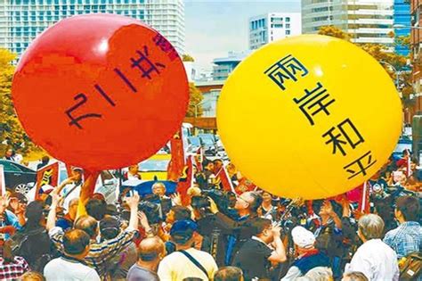 台北西门町飘起五星红旗，举旗民众高呼“打倒台独”