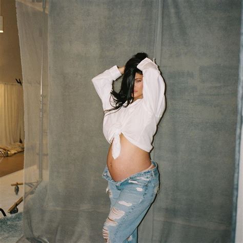 Kylie Jenner Flaunts Her Huge Baby Bump (4 Photos) | #The Fappening