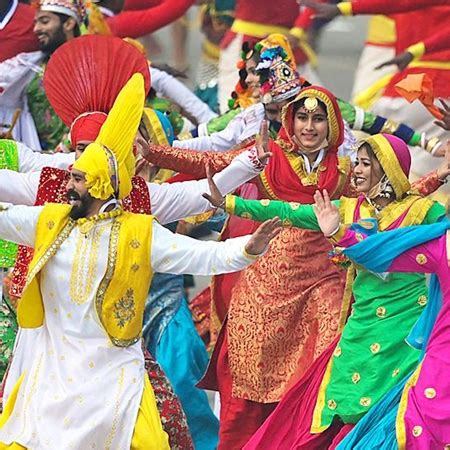 India's Traditional Costumes State-by-State (with Stunning Photos)