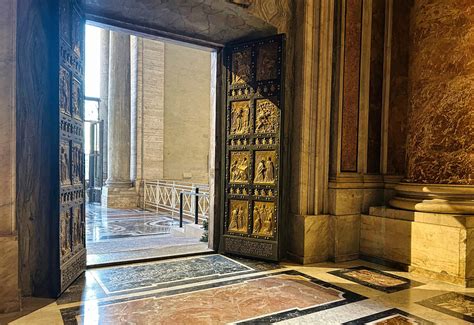 Thousands of pilgrims pass through the Holy Doors in Rome - Exaudi